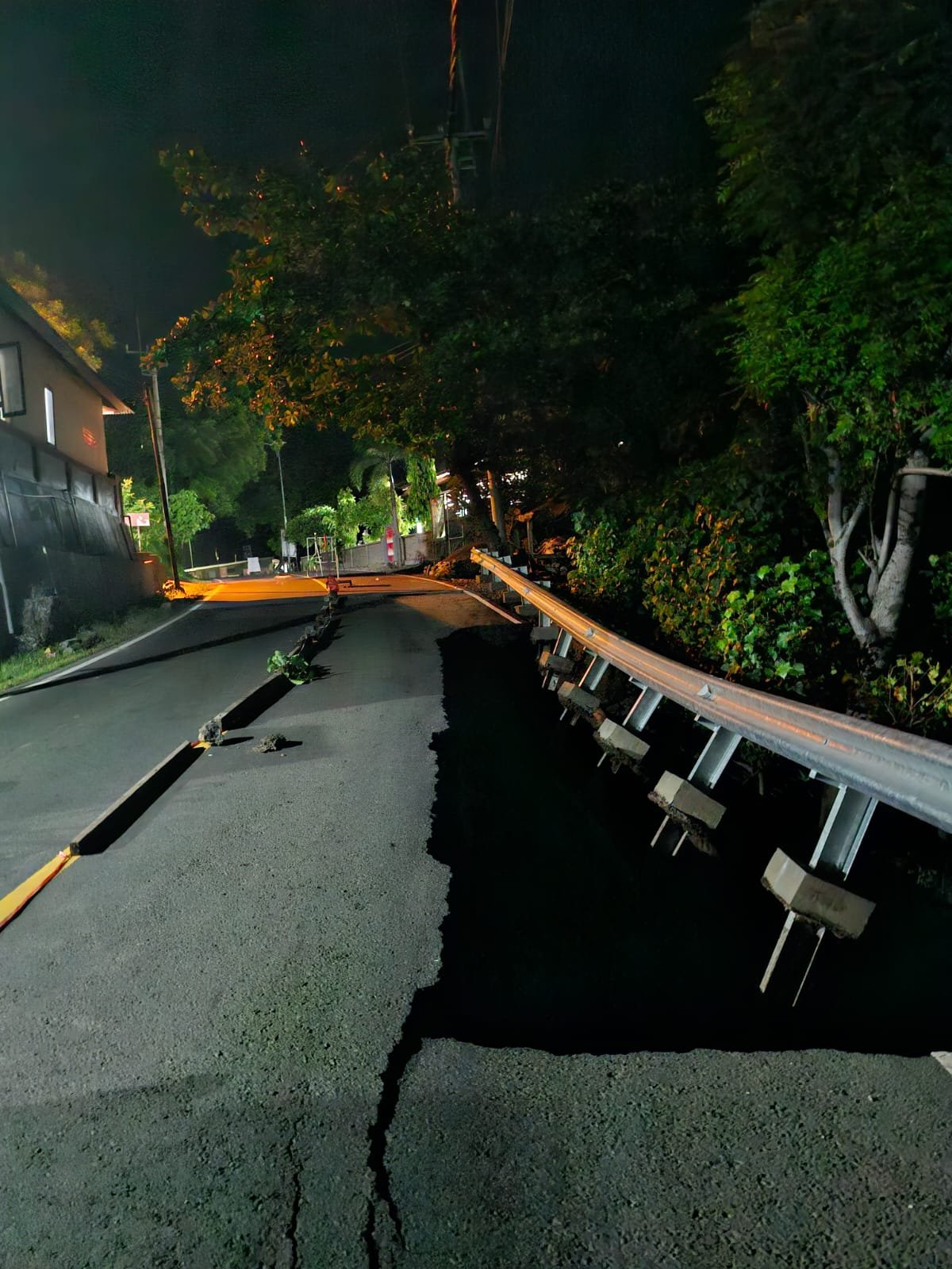 Pipa PDAM Bocor, Akibatkan Ruas Jalan Desa Pacung Jebol, Pengendara Harap Berhati-Hati