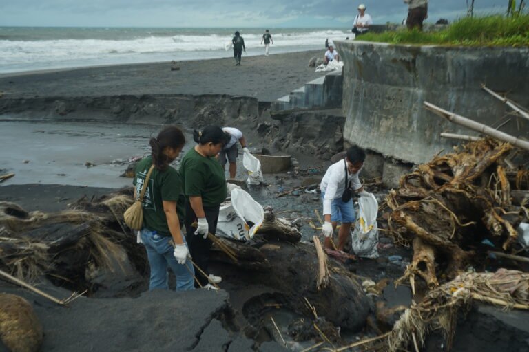 Instruksi Korve Prabowo, Ciputra Beach Resort Bareng Seven Clean Seas Gelar Bali Beach Clean Up