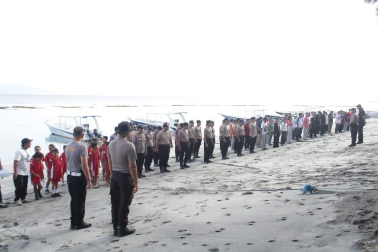 Polsek Nusa Penida Lakukan Aksi Bersih Pantai