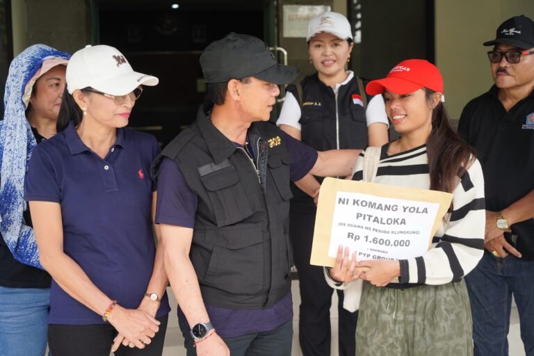 Bupati Klungkung Salurkan Bantuan Sosial Keluarga Kurang Mampu