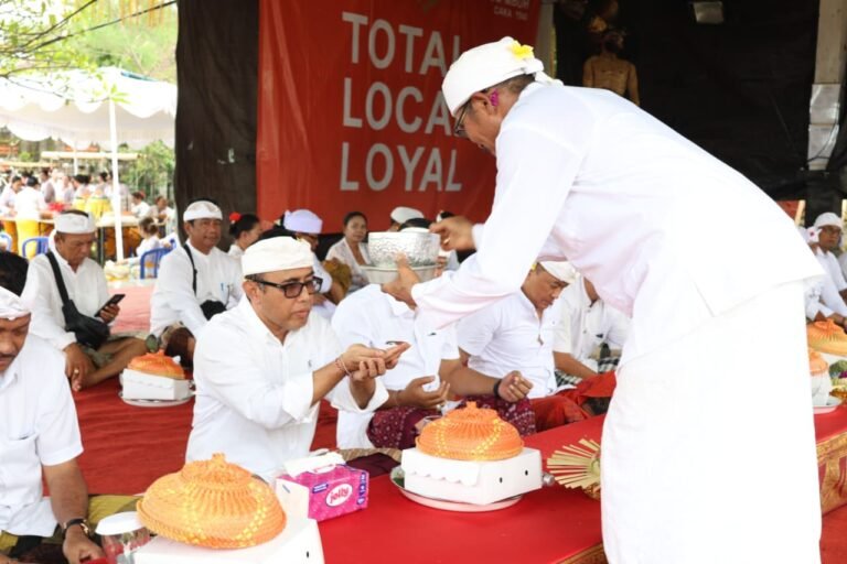 Wali Kota Jaya Negara Hadiri Pemelaspasan Candi Bentar dan Penyengker Setra Desa Adat Penatih