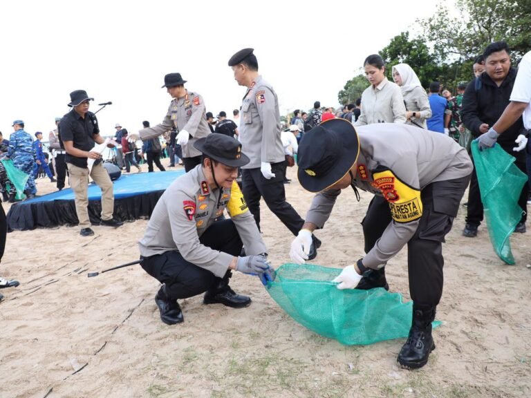 Prabowo Instruksikan TNI Polri Korve, Kapolda Bali Langsung Pimpin Anggota Bersih Pantai