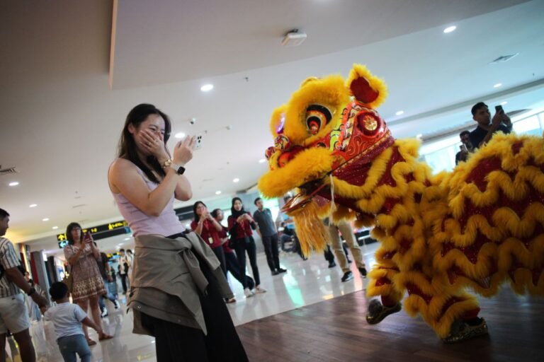 Lembar Baru Tahun Kuda Api Bandara I Gusti Ngurah Rai “hadiahkan” Barongsai Sambut Penumpang