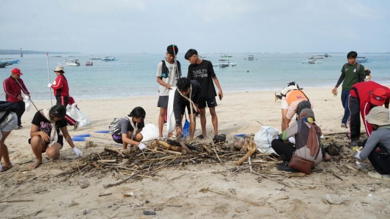InJourney Gandeng Pandawara Perangi Sampah di Pantai Penyangga Bandara Ngurah Rai