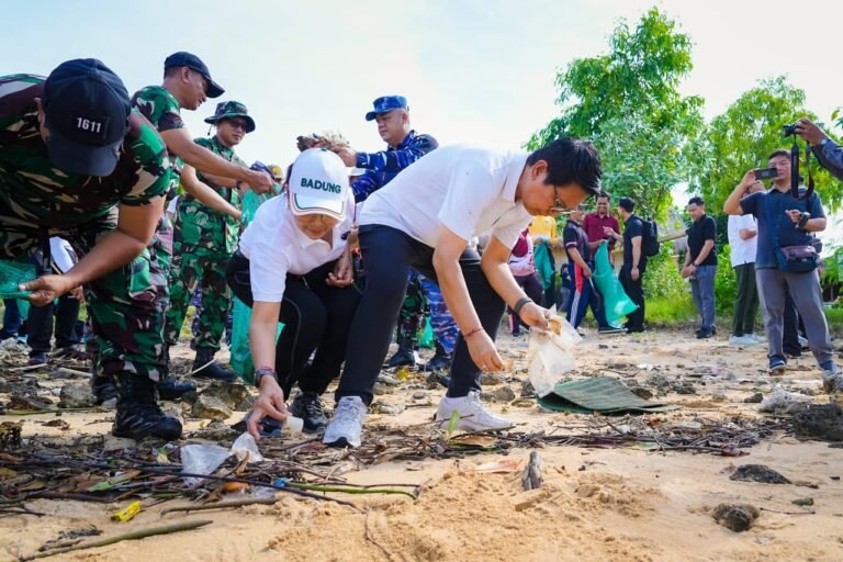 Prabowo Sentil Sampah di Pantai Bali, Adi Arnawa Komitmen Jaga Kebersihan Pesisir