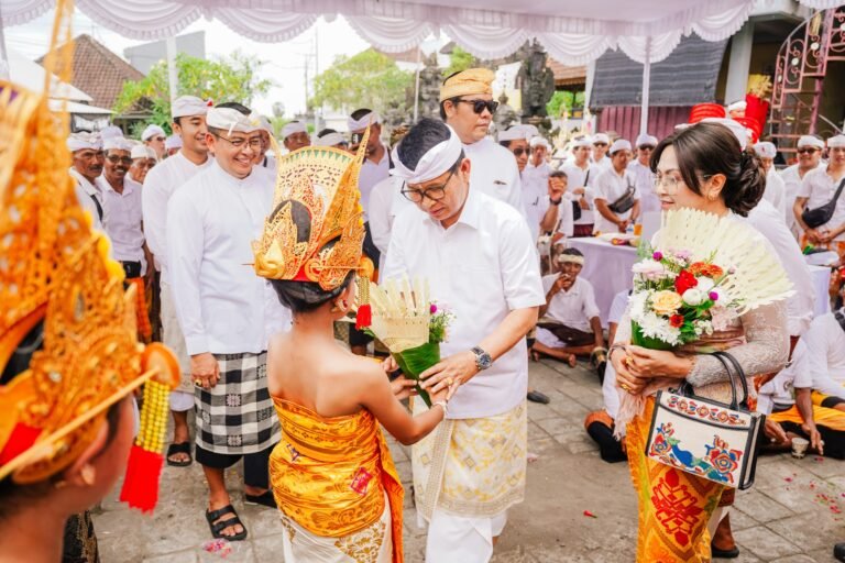 Hadiri Karya di Pura Dalem Jambe Kapal, Adi Arnawa Tekankan Pengelolaan Sampah dan Pendidikan Gratis