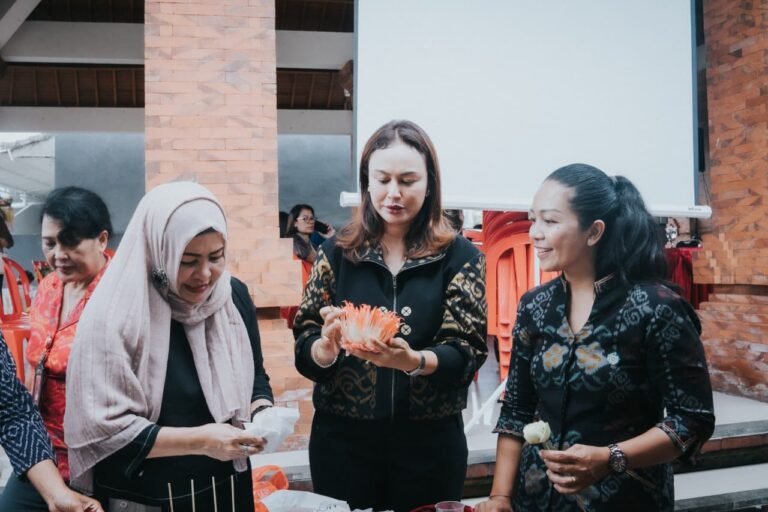 Berdayakan Ibu-ibu PKK, GOW Badung Gelar Pelatihan Garnish dan Fruit Carving