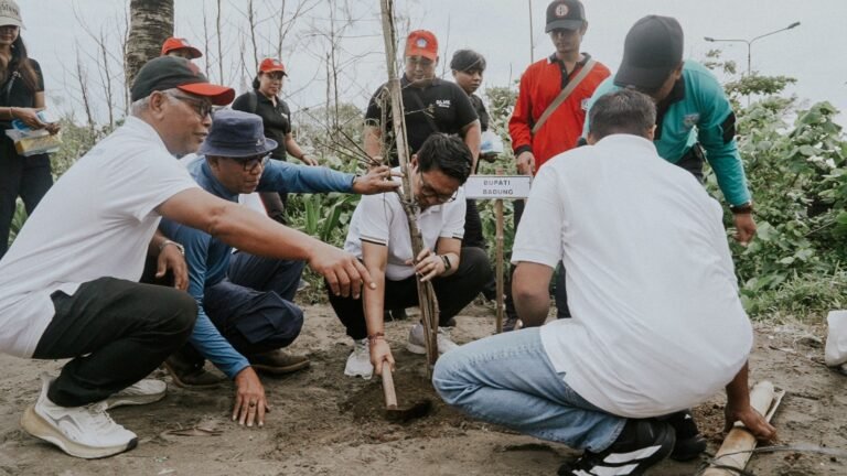Bupati dan Ketua DPRD Badung Pimpin Gerakan Bersih Sampah di Pantai Petitenget