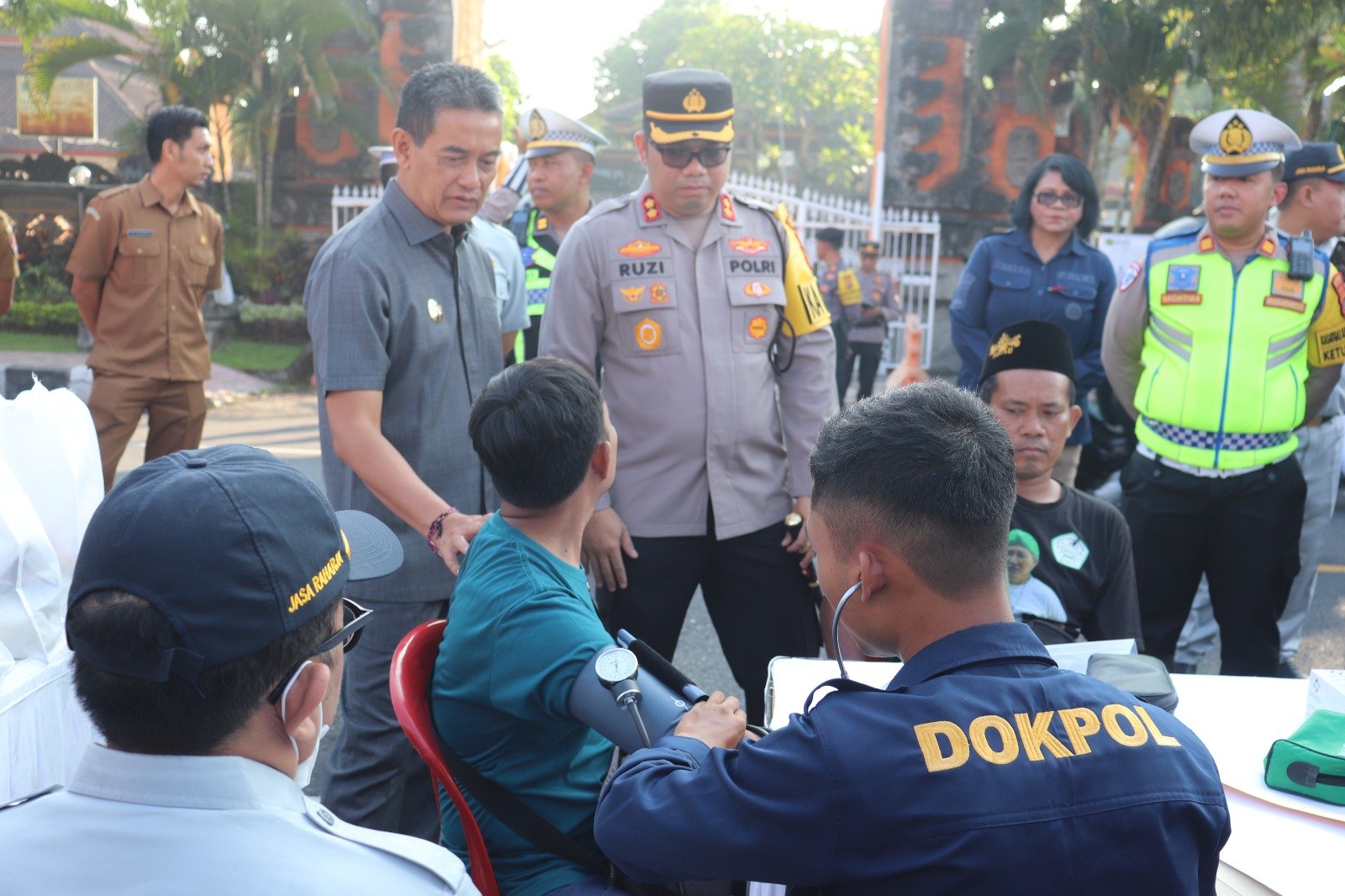 Sopir Bus Mudik Gratis Polres Buleleng Jalani Tes Urine Sebelum Berangkat