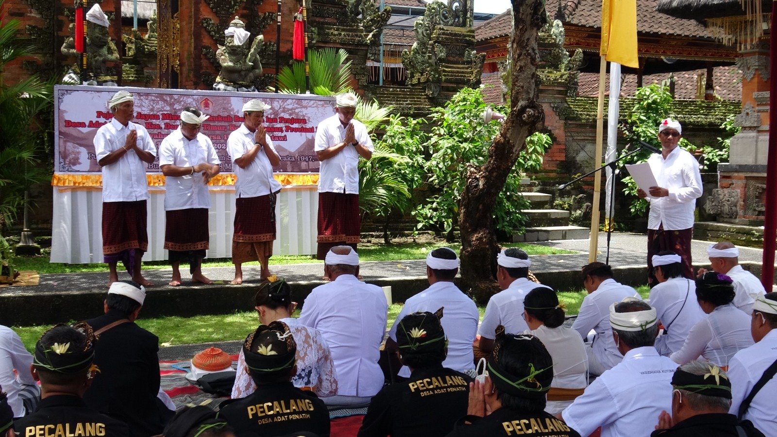 Pak Eka Resmi Lanjutkan ‘Ngayah’ Sebagai Bendesa Adat Penatih 2026–2031