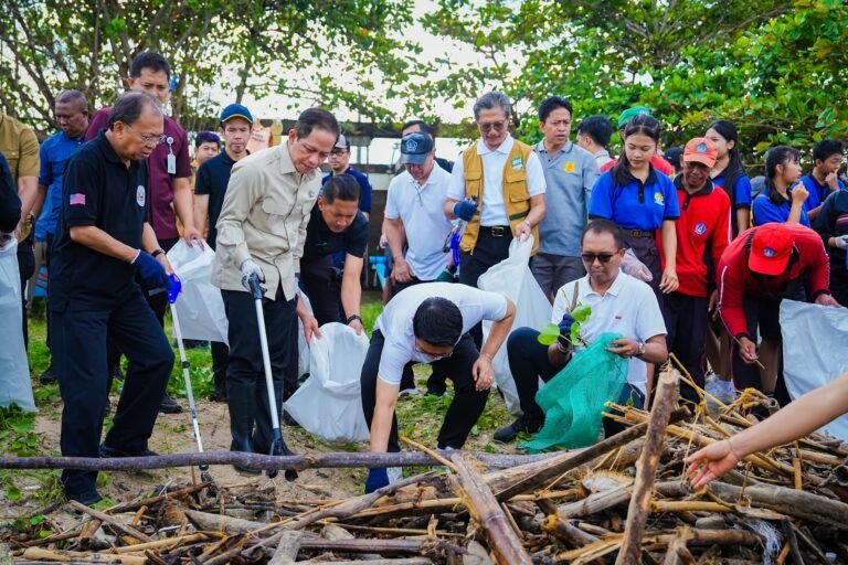 Bareng Menteri LH Bupati Adi Arnawa Ikuti Korve Aksi Bersih Sampah di Pantai Jimbaran
