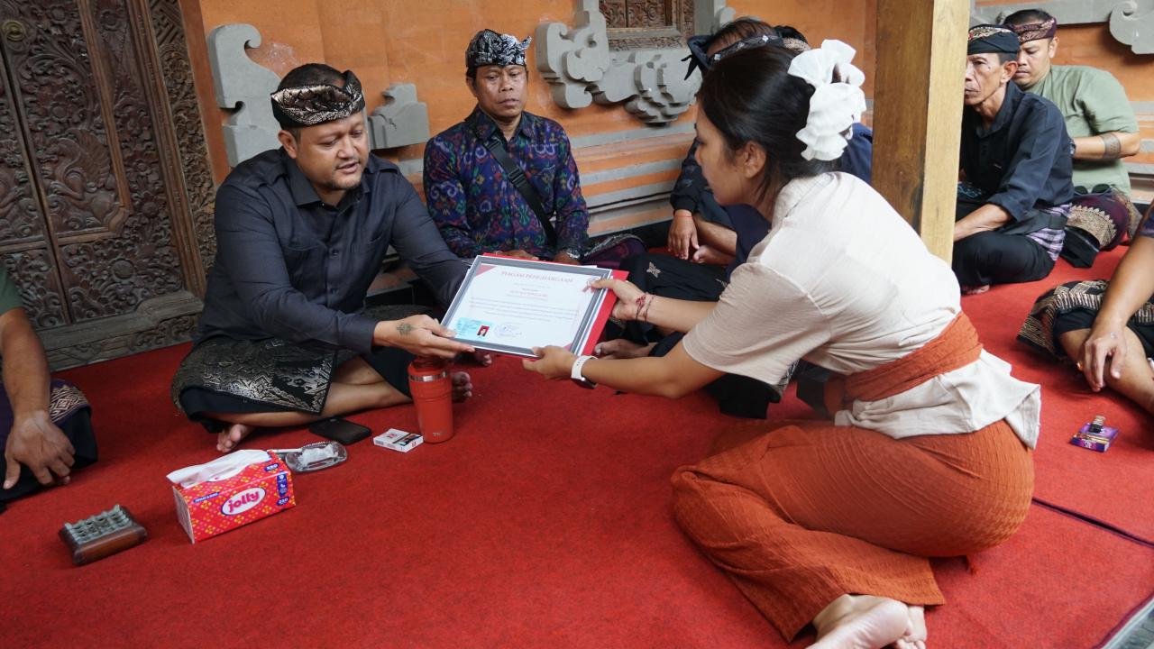 Ringankan Beban Masyarakat, Wabup Badung Serahkan Penghargaan Tertib Administrasi Akta Kematian