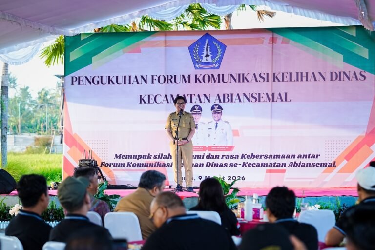 Adi Arnawa Kukuhkan Pengurus FK2D Abiansemal, Pelayanan Publik jadi Prioritas