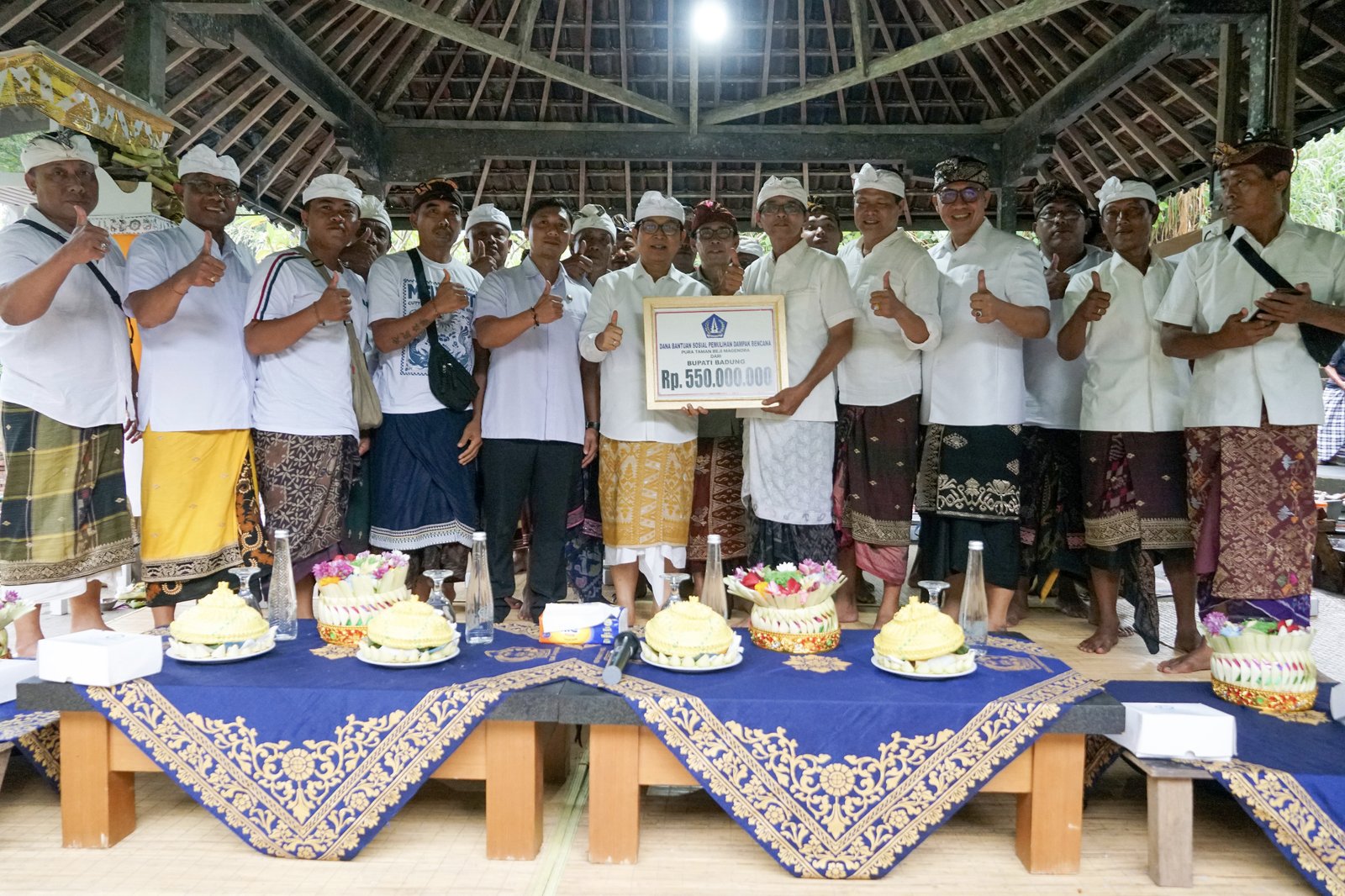 Bupati Serahkan Bantuan Pemulihan Dampak Bencana Rp 550 Juta di Pura Taman Beji Magendra, Tegal Darmasaba