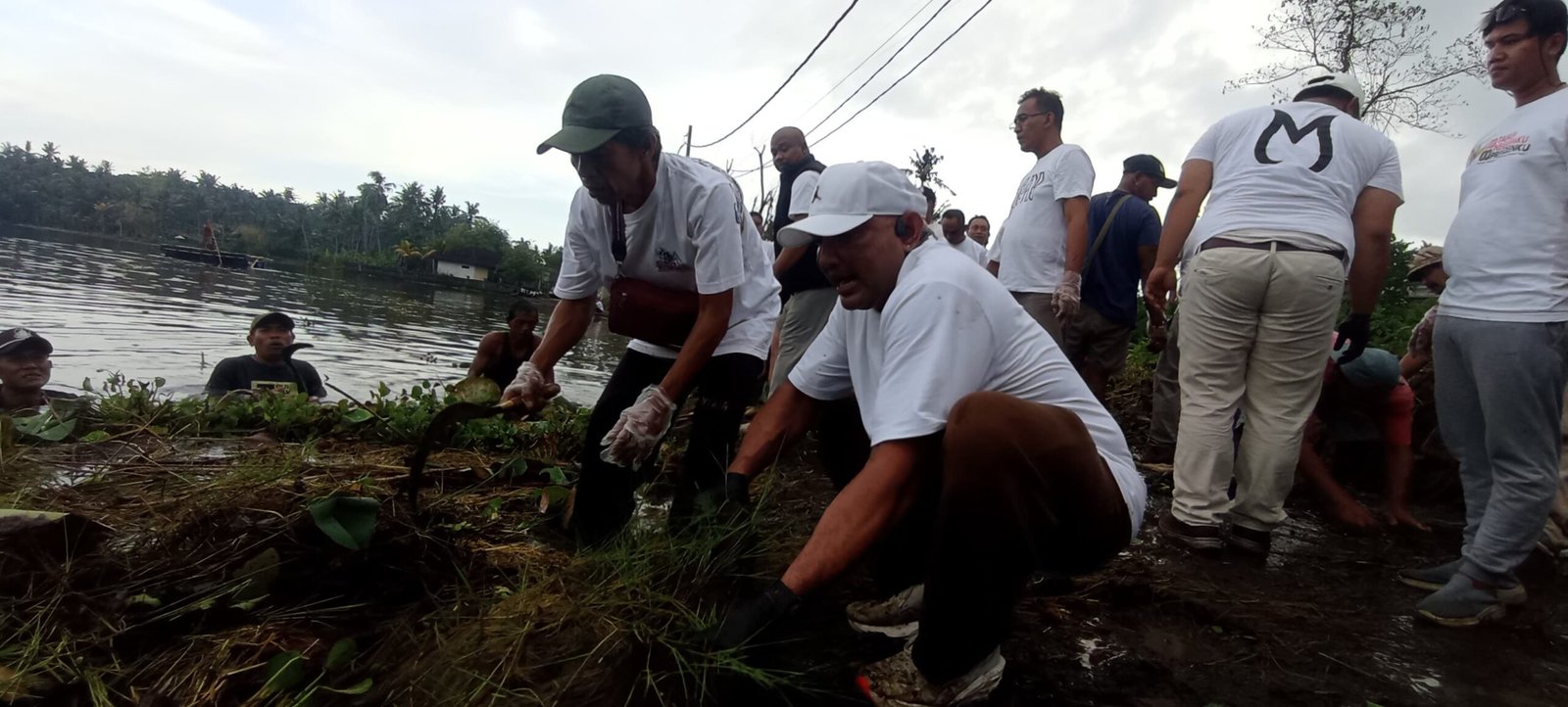 Peduli Lingkungan, Gerindra Karangasem Gotong Royong Bersihkan Danau Yeh Malet