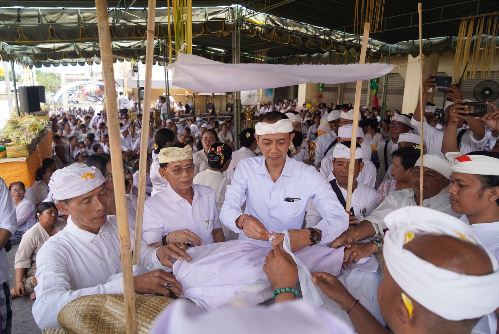 Pemkab Klungkung Gelar Upacara Bhuta Yadnya Caru Lebur Gangsa Nawa Gempang di Pasar Galiran