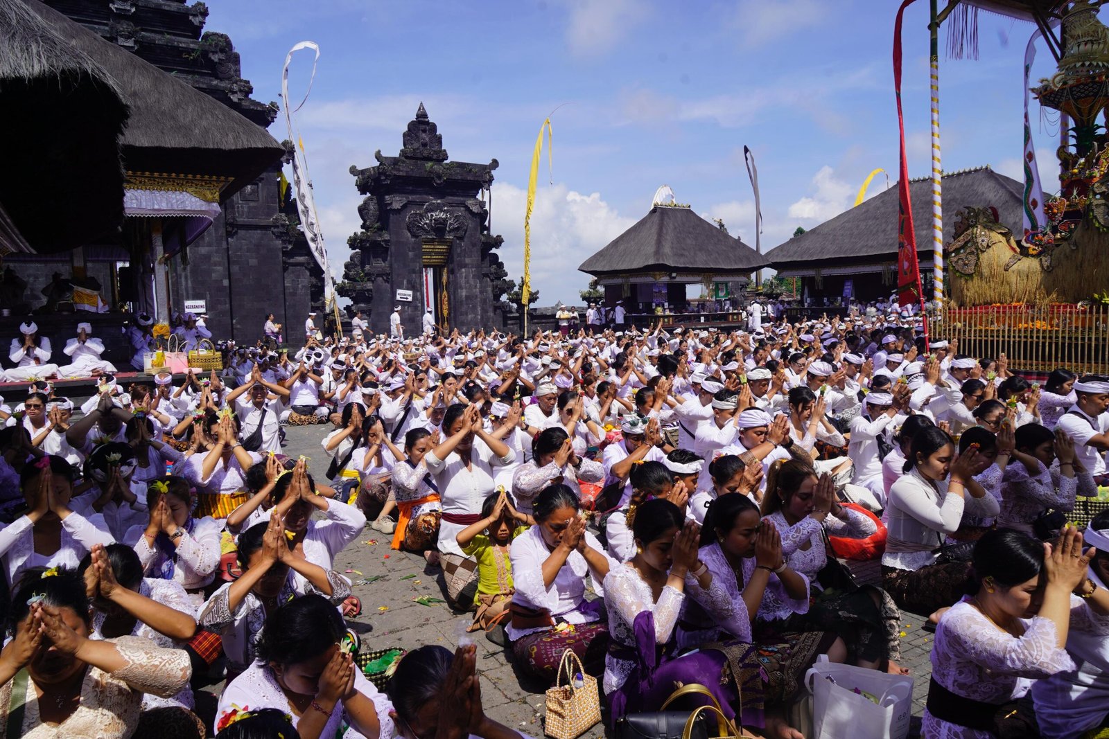 160 CCTV Awasi Pemedek di Besakih Selama 24 Jam