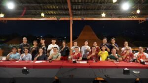 Atlet berprestasi Buleleng bersama pengurus KONI Buleleng saat ramah tamah membahas skema sponsorship di Singaraja