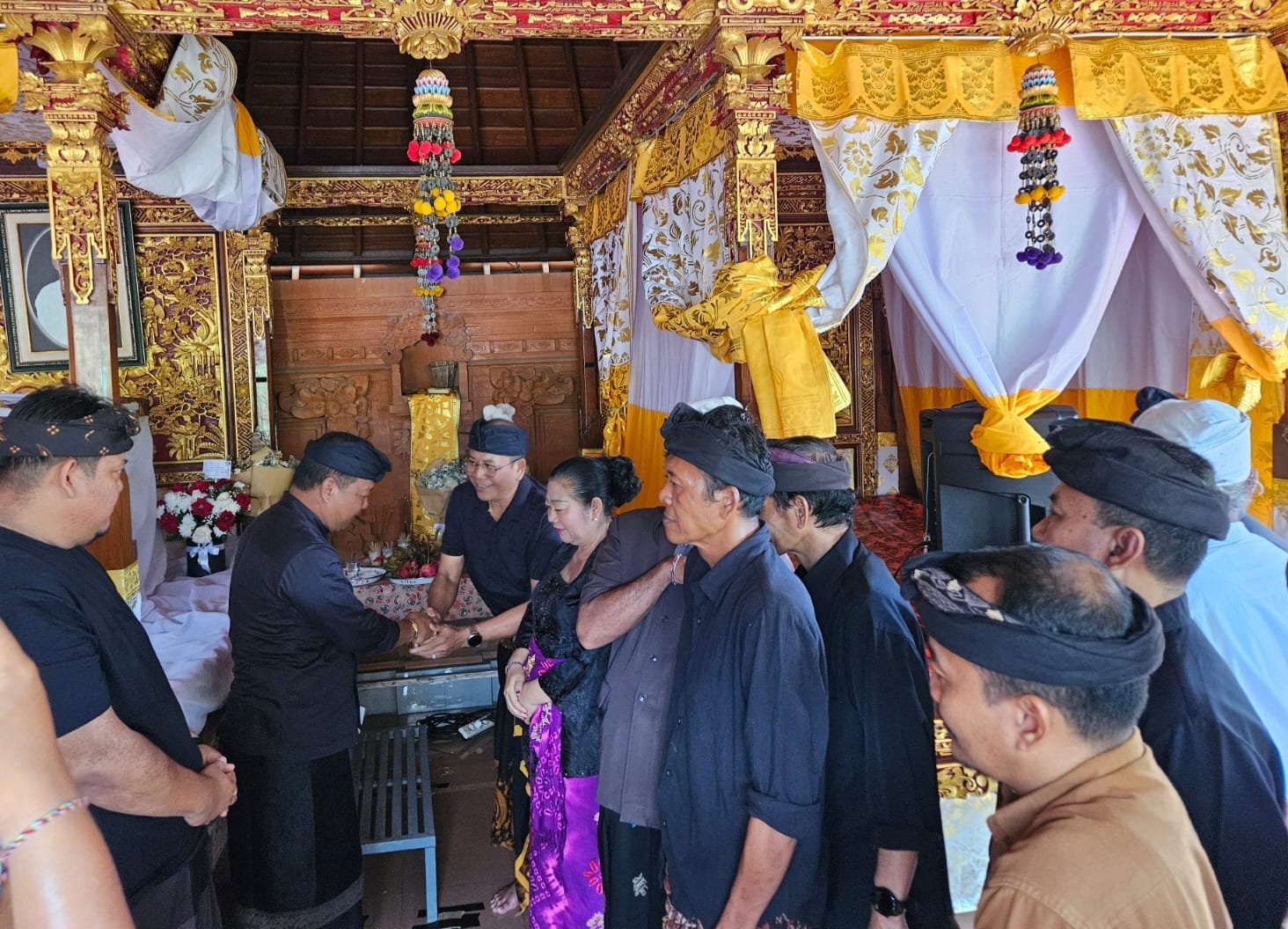 Keluarga GMT Hadir di Rumah Duka Wabup Karangasem, Tunjukkan Ikatan Kekeluargaan di Tengah Duka