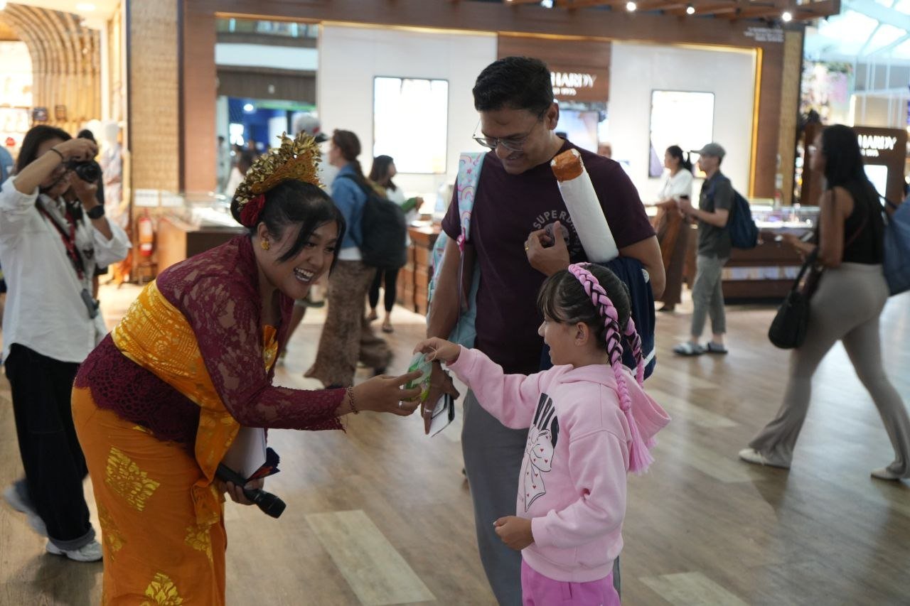 Cara Unik Ngurah Rai Airport Meriahkan Paskah Bareng Penumpang