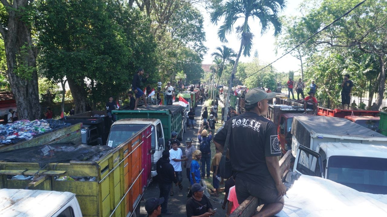 Dikepung Ratusan Truk Sampah Koster Nyerah, TPA Suwung Kembali Dibuka