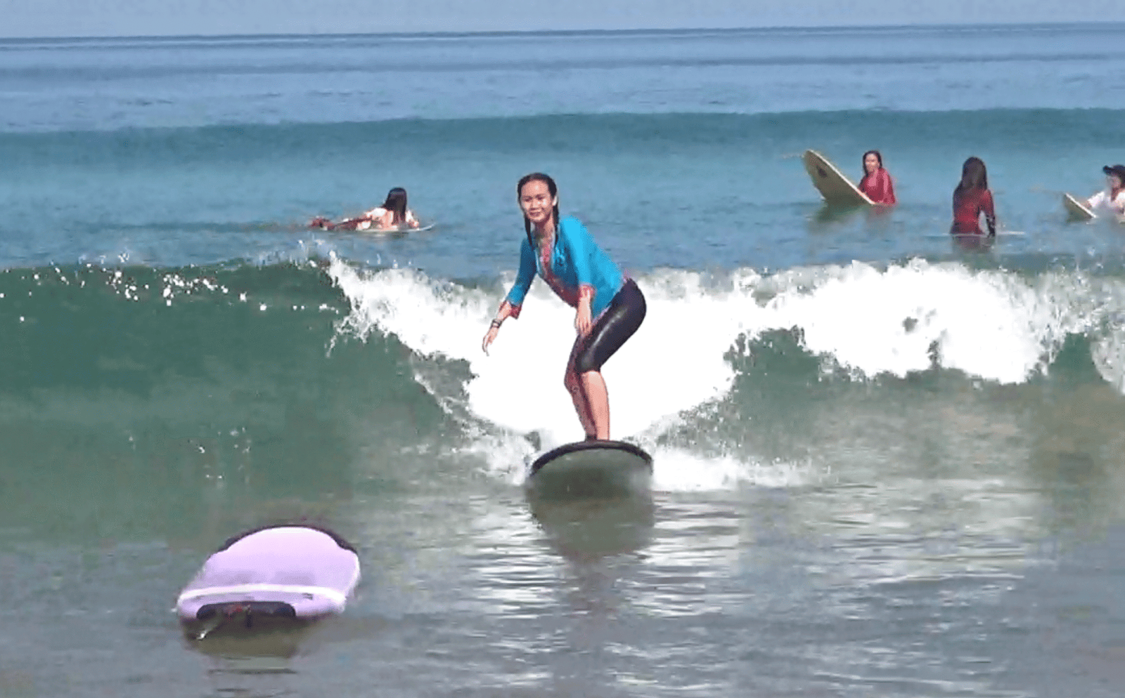 Antara Ombak dan Kebaya, Ada Belasan “Kartini” Berselancar di Pantai Kuta