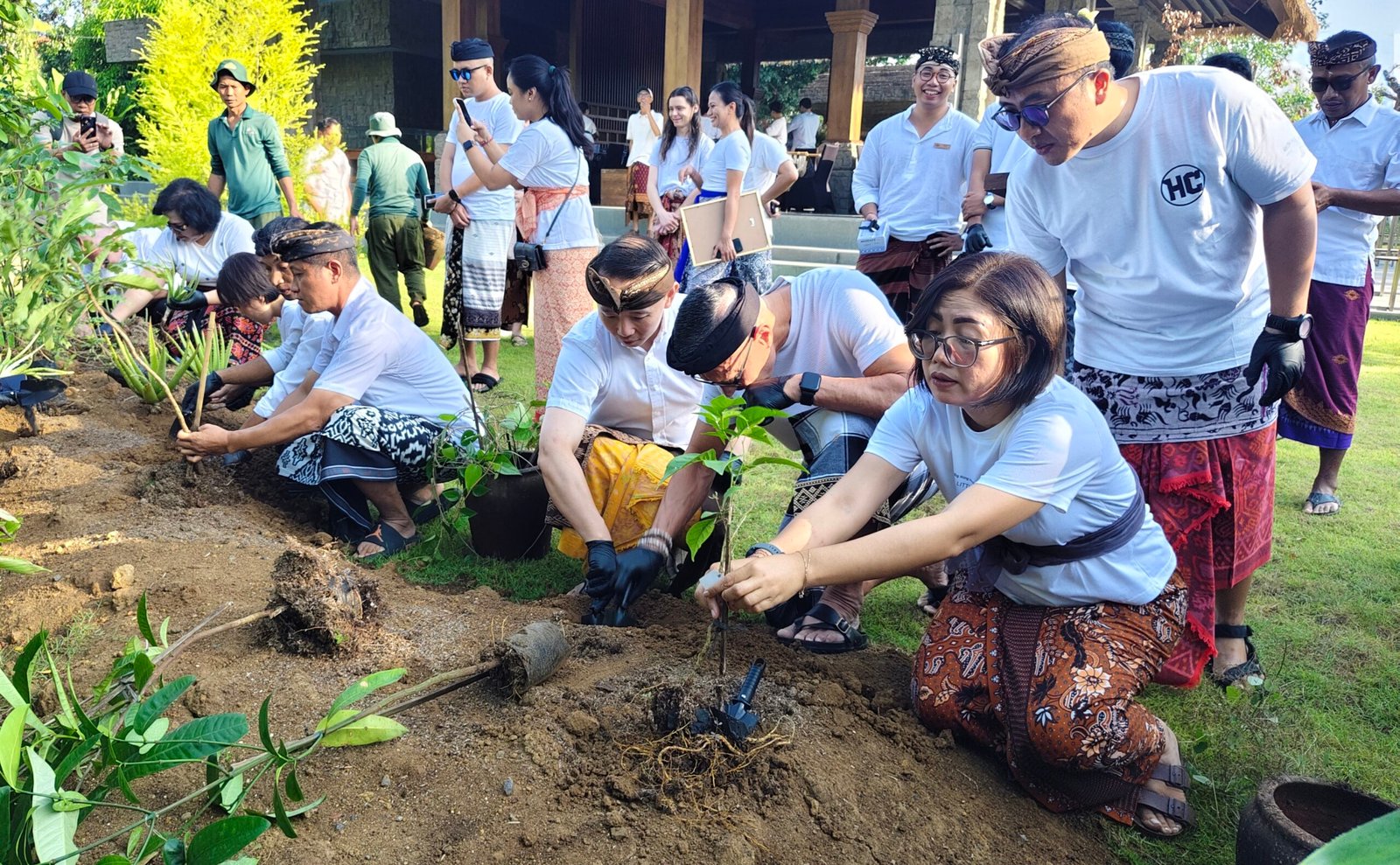 Hari Bumi The Meru Sanur dan Bali Beach Hotel Tanam Pohon ‘Lima Elemen’ di KEK Sanur