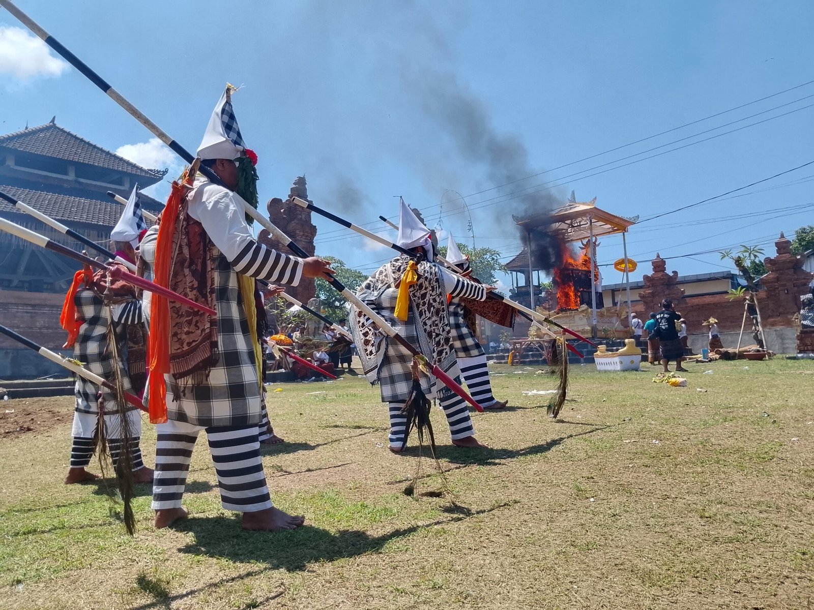 Tarian Sakral Iringi Pelebon Jero Mangku Dalem Kahyangan di Penatih