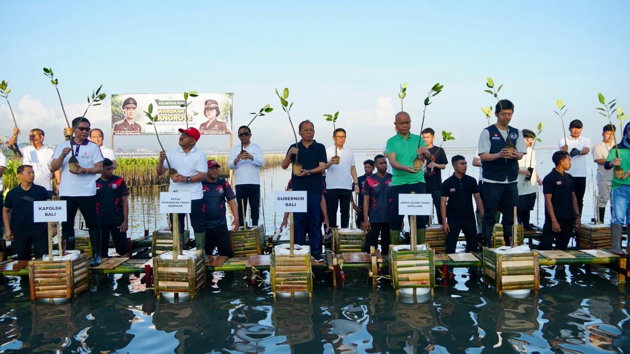 Dukung Aksi Kolaborasi Hijau Bupati Badung Ikut Tanam Mangrove Bersama Kajati Bali