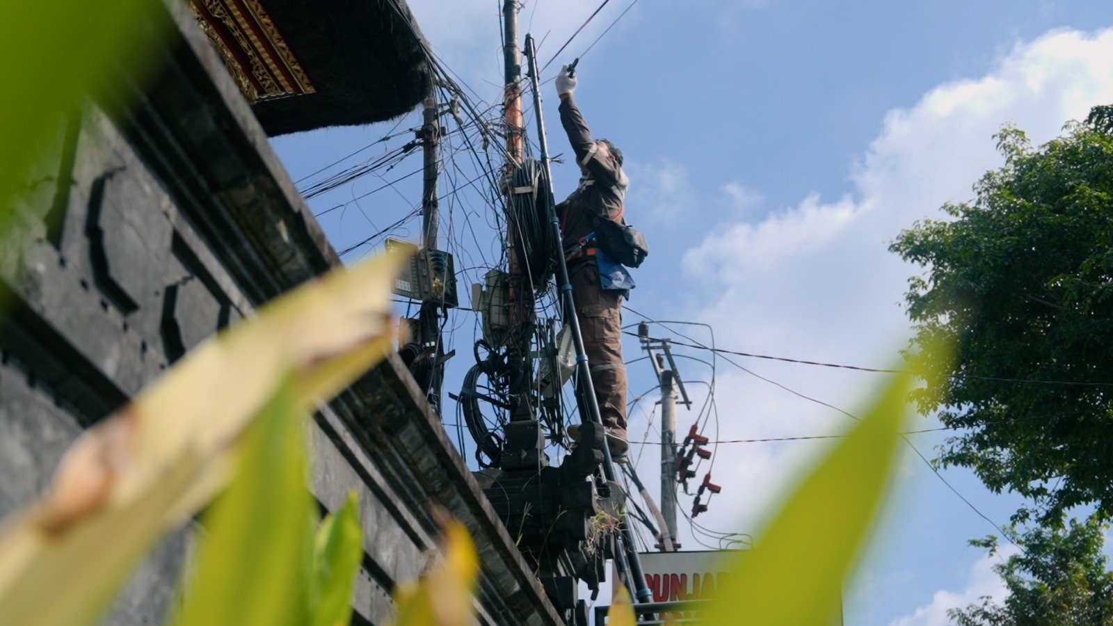 Ganggu Estetika, Kabel Semrawut di Seminyak Diberangus