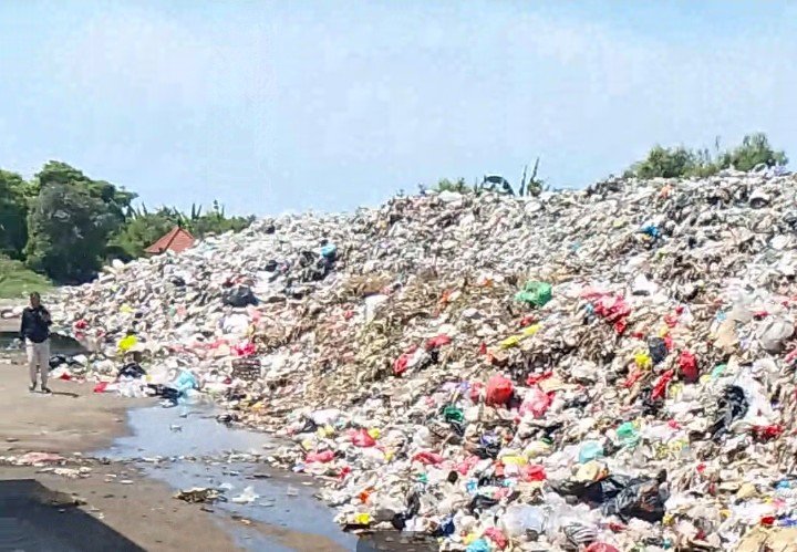 Sampah di Klungkung Sebagian Masuk Jurang di Banjarangkan