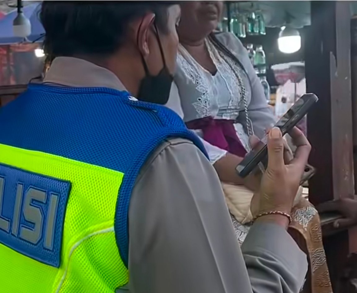 Drama “Lirikan Mata”,  Pemedek Asal Klungkung Menangis Sesegukan di Besakih