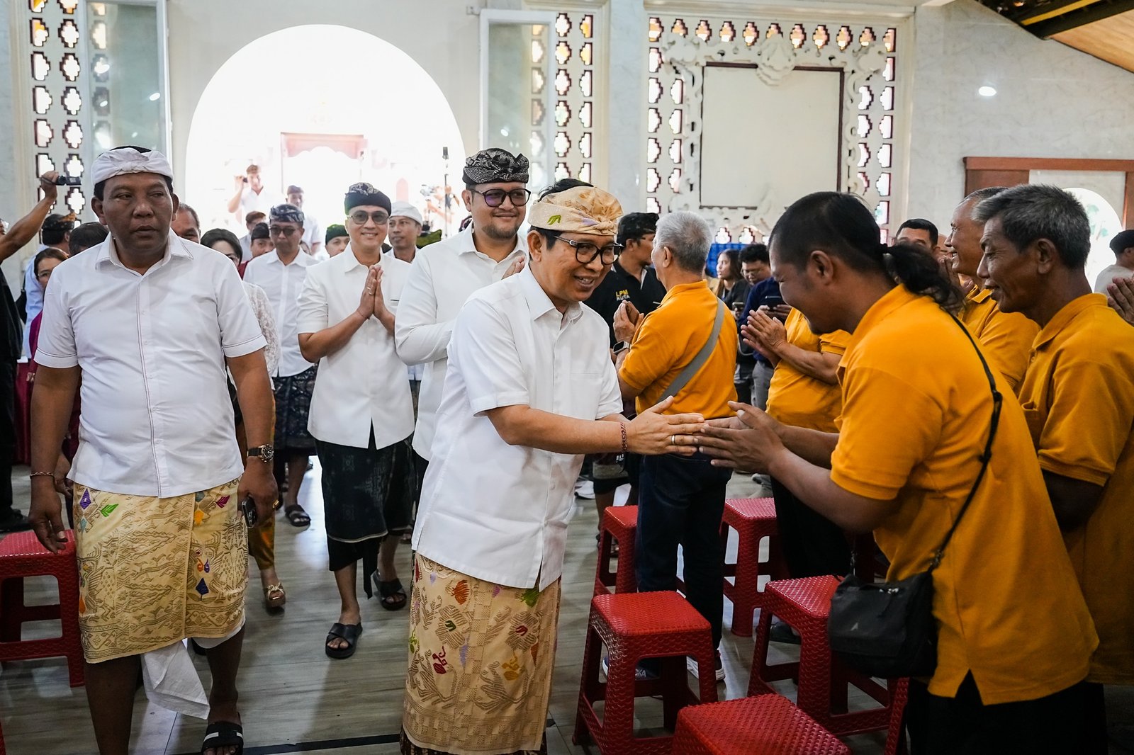 Bupati dan Wabup Badung Salurkan Bansos Hari Raya Waisak, Gaungkan Moderasi Beragama