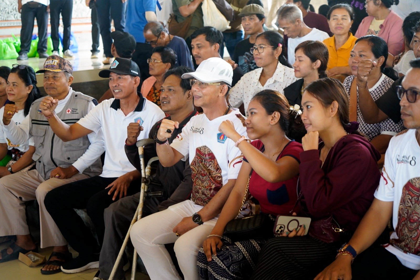 Hari Buruh, Bupati Klungkung Bagikan Sembako ke Pekerja dan Disabilitas