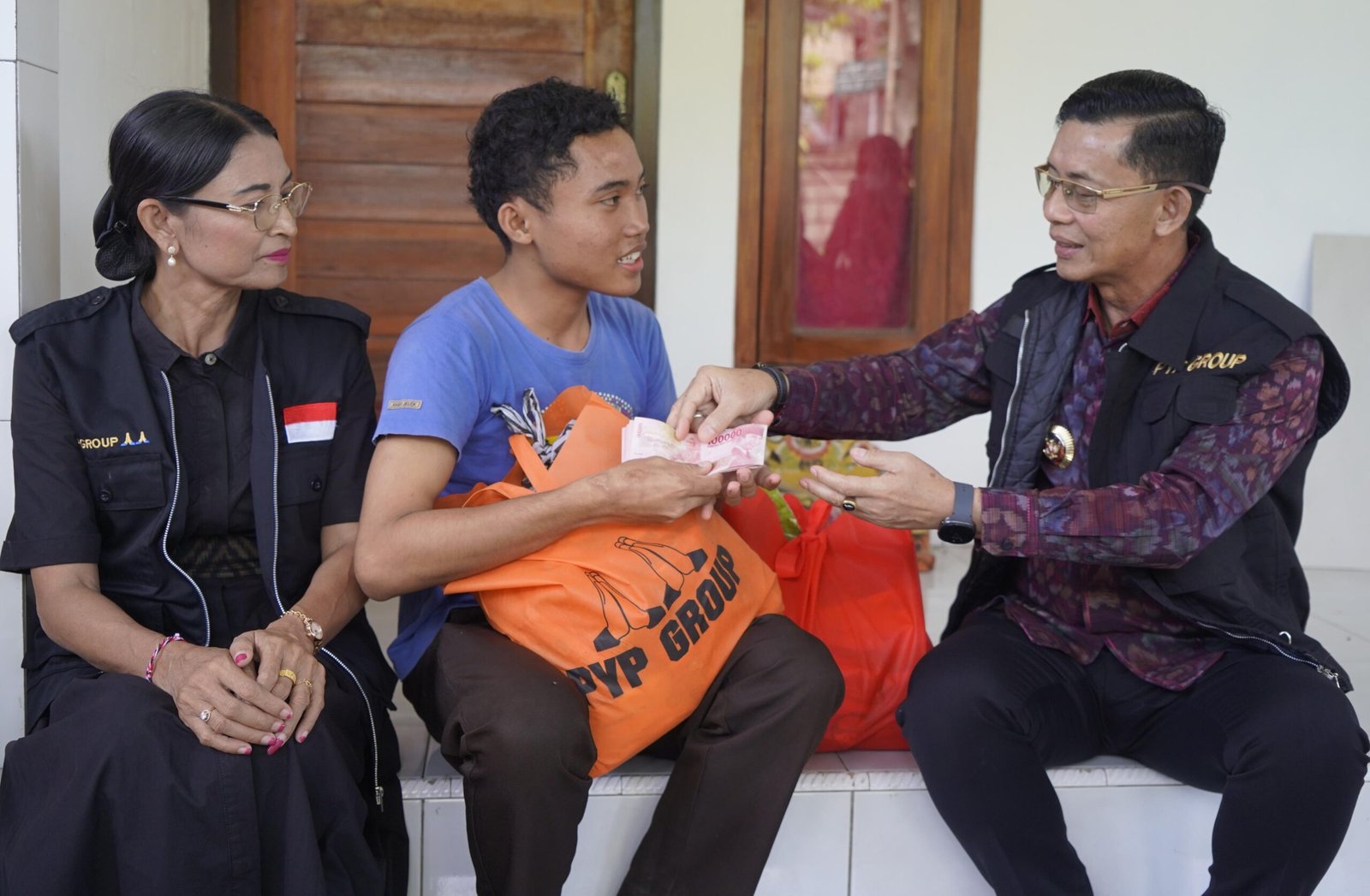 Bupati Klungkung Salurkan Bantuan untuk Warga Kurang Mampu