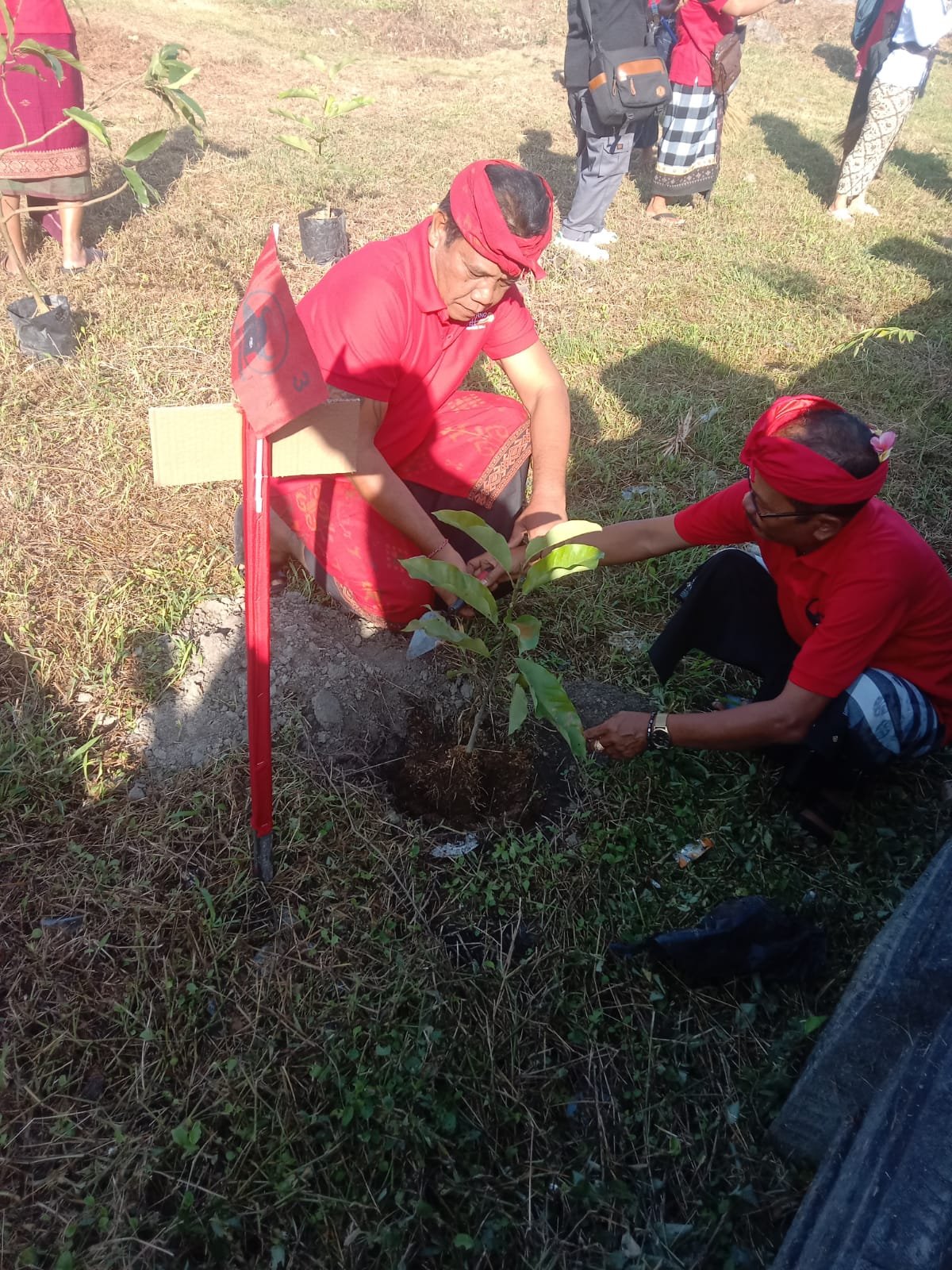 Ratusan Kader PDIP Klungkung Gelar Aksi “Merawat Pertiwi” di Watu Klotok