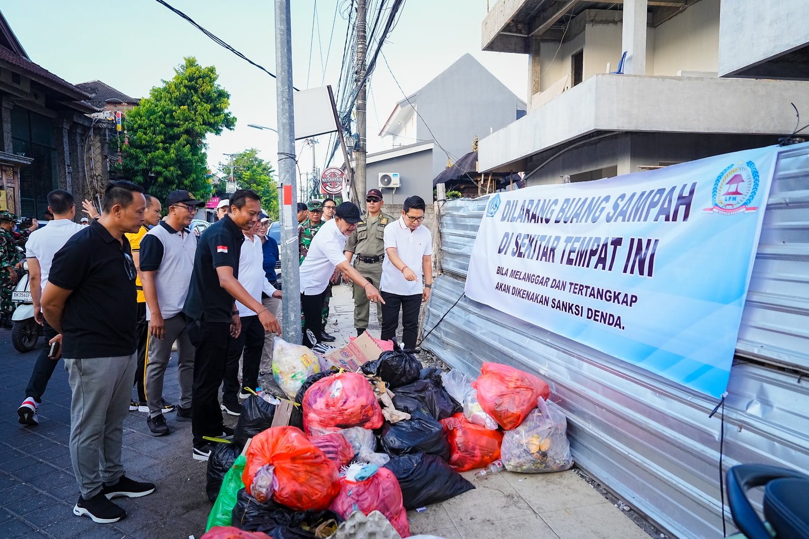 Turun Bareng, Bupati ke Kuta – Wabup ke Tuban Pastikan Horeka Pilah Sampah