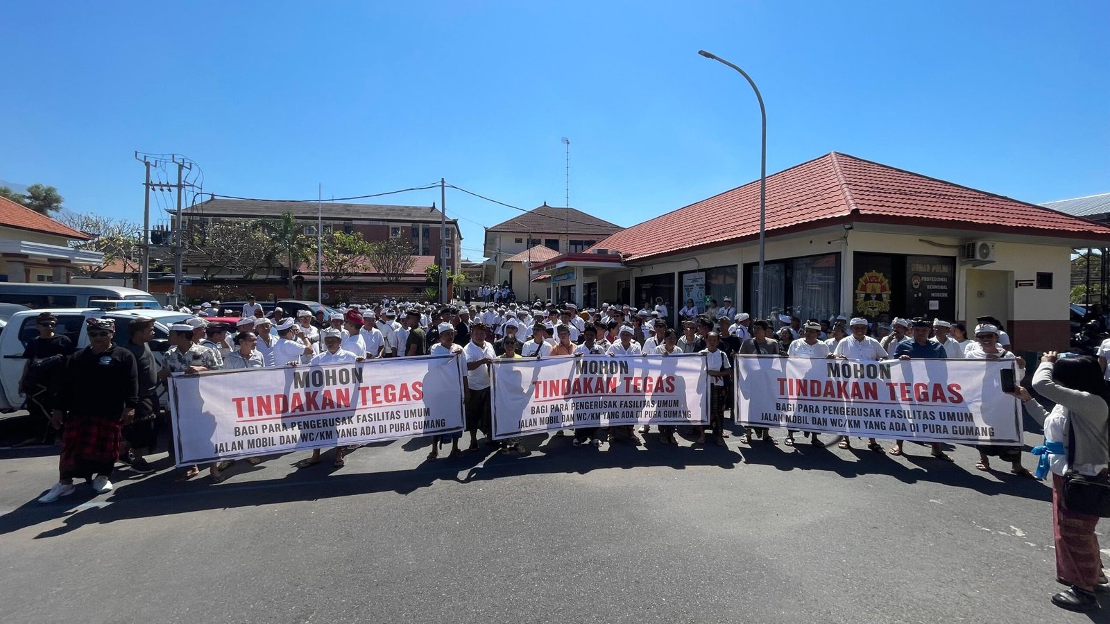Krama Bugbug Karangasem Tumpah Ruah ke Polres, Tempuh Jalur Hukum Dugaan Perusakan Fasilitas di Pura Gumang