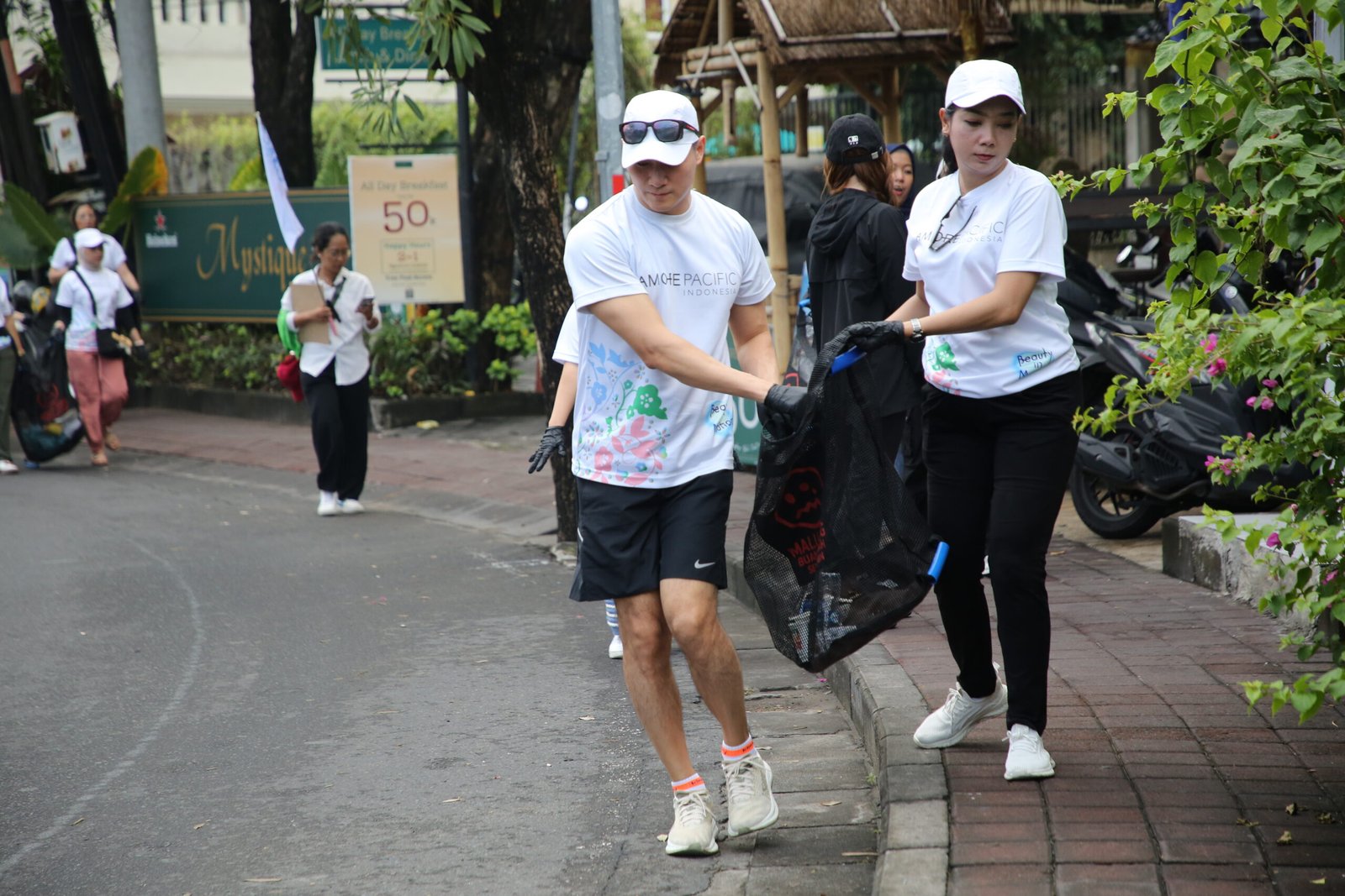 Dari Self-Care ke Earth-Care: AMOREPACIFIC Indonesia Luncurkan Pure Path: Plogging for a Better Future di Bali