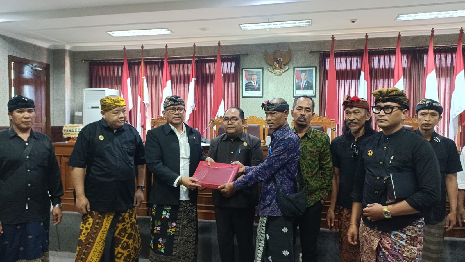 Krama Desa Adat Telun Wayah Datangi DPRD Karangasem, Minta Perlindungan Tanah Pelaba Pura