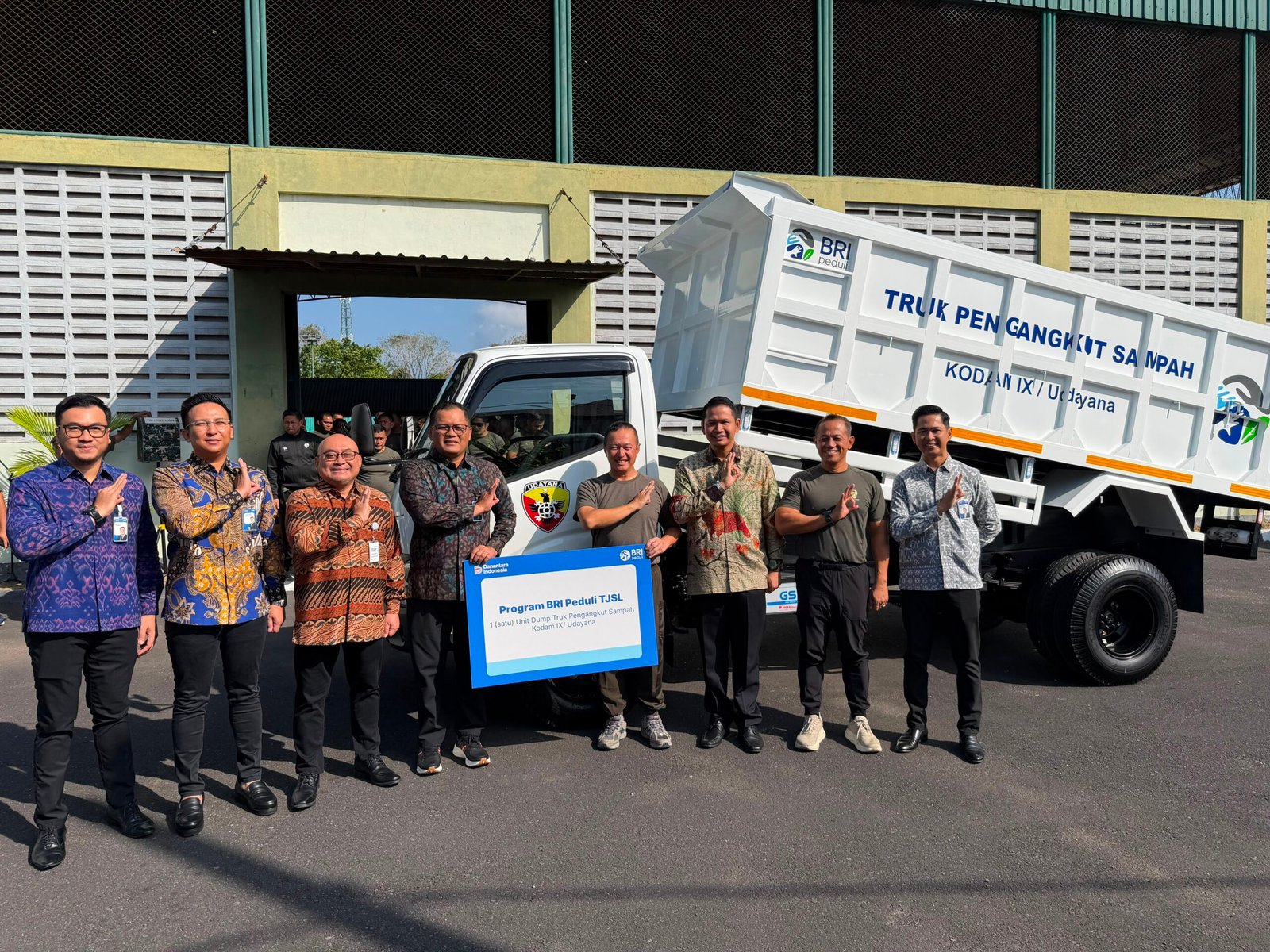 Dukung Pengelolaan Sampah di Bali, BRI Serahkan Satu Unit Dump Truck Kepada Kodam IX/Udayana