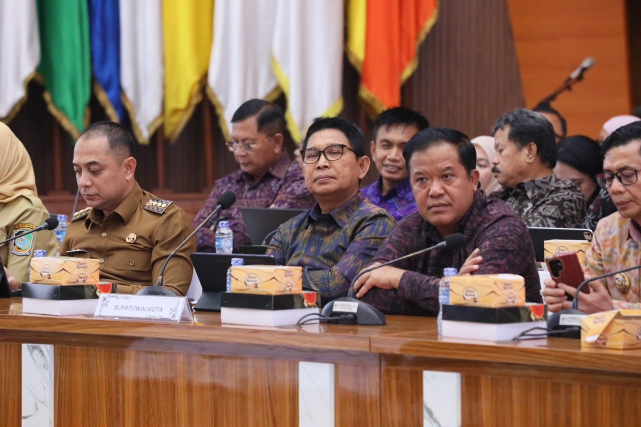 Hadiri Rakor Monitoring Perluasan Piloting Digitalisasi Bansos di Kemendagri, Bupati Adi Arnawa : Siap Bersinergi dengan Pusat