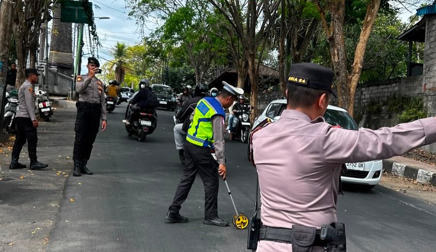 Rem Diduga Blong, Mikrobus Hilang Kendali lalu Tabrak Dua Motor di Singaraja
