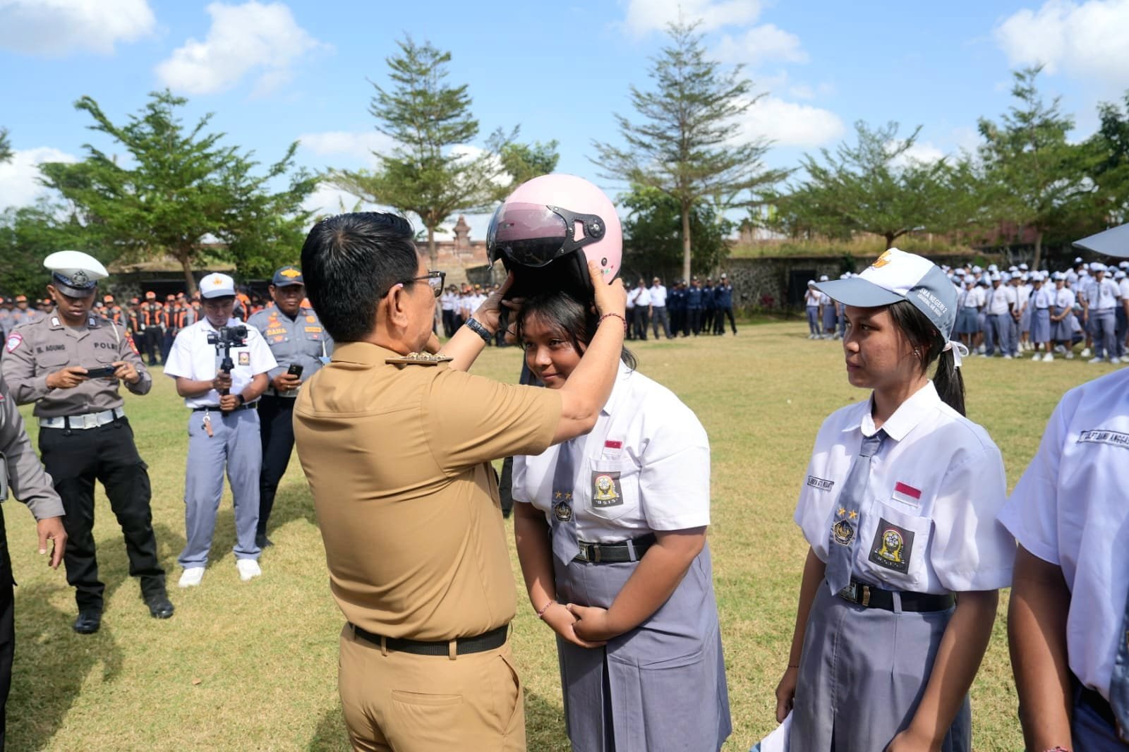Tanamkan Budaya Tertib Lalu Lintas Bupati Badung Bagikan Helm Untuk Pelajar