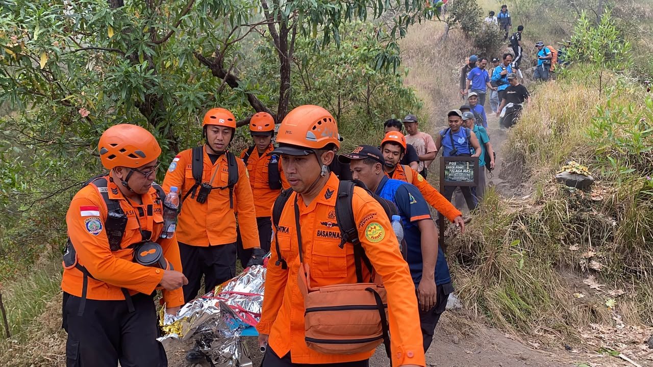 Lima Jam Evakuasi Remaja 15 Tahun yang Jatuh ke Jurang Gunung Agung, SAR Hadapi Kabut Tebal dan Jalur Licin