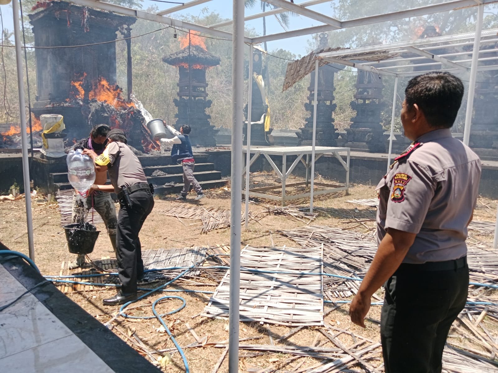 8 Pelinggih Beratap Ijuk di Pura Dadia Sinabun Buleleng Terbakar