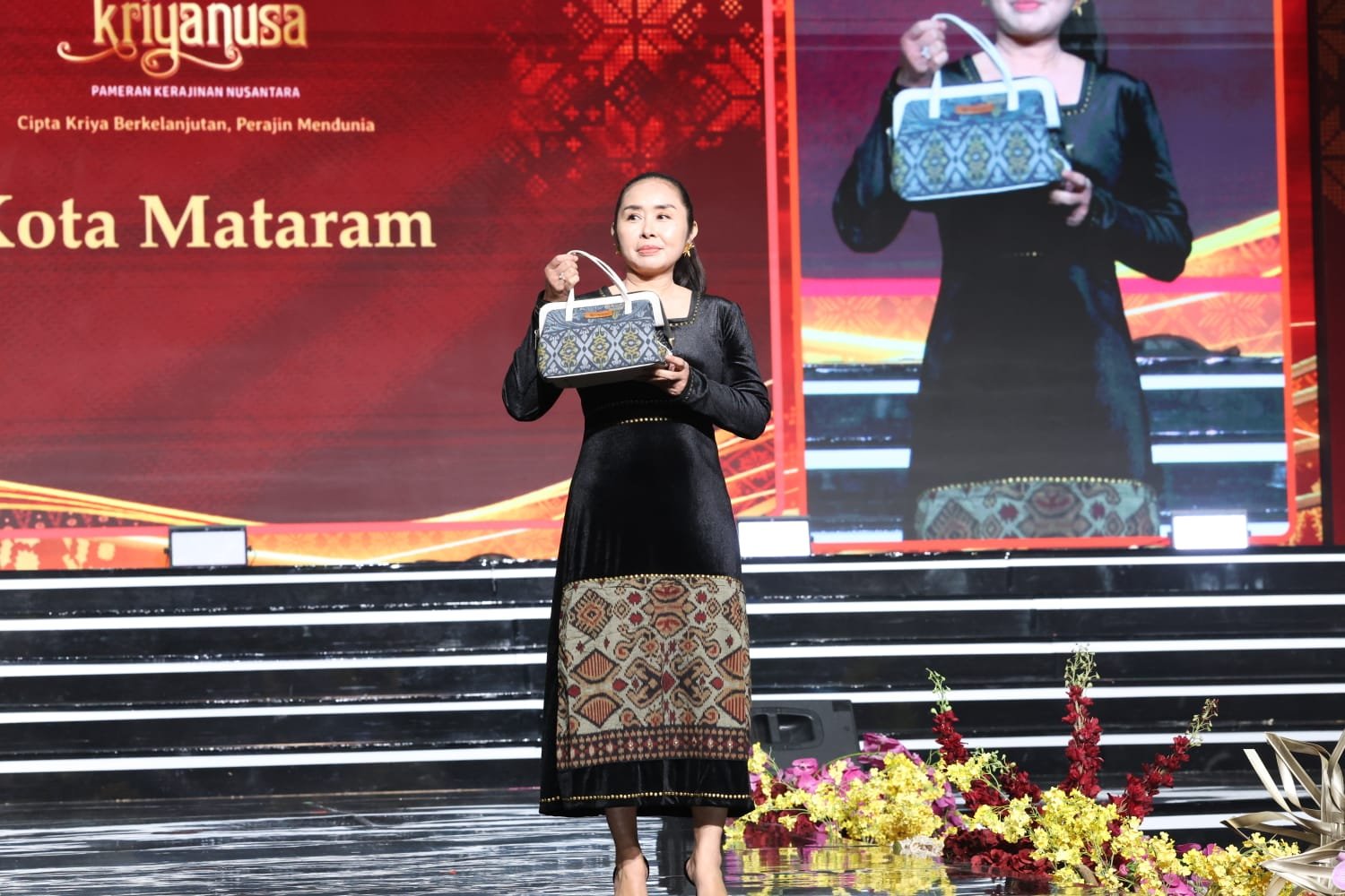 Tampil Anggun dalam Balutan Wastra, Ny. Mas Parwata Ikuti Parade Pakaian Daerah Kriyanusa 2026
