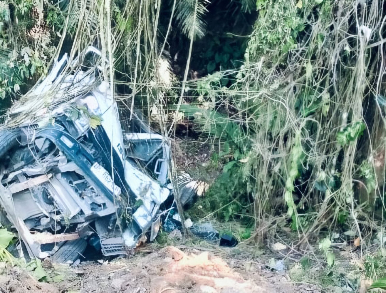 Sopir Lompat dari Truk yang Rem Blong, Muatan Bolder Hantam Xenia hingga Terjun ke Jurang