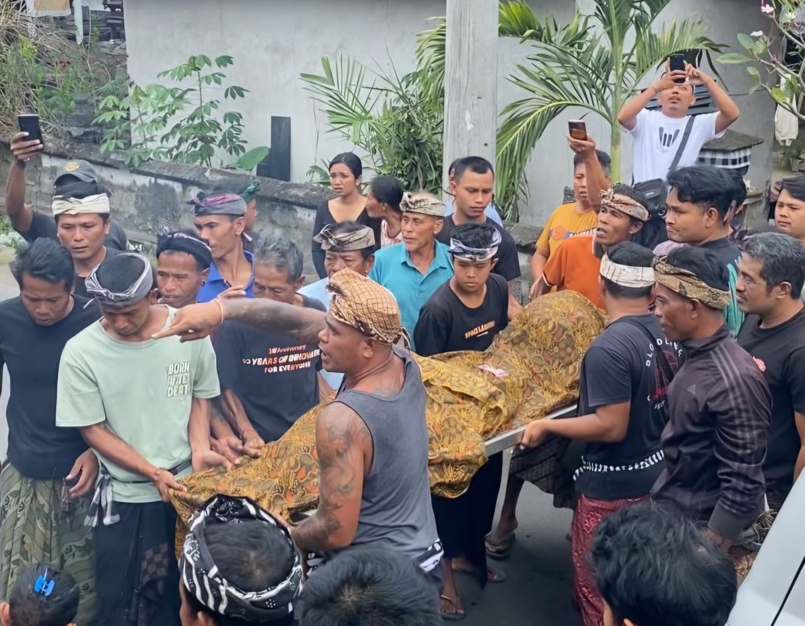 Duka Iringi Kepulangan Jenazah Korban Pembakaran di Desa Muncan