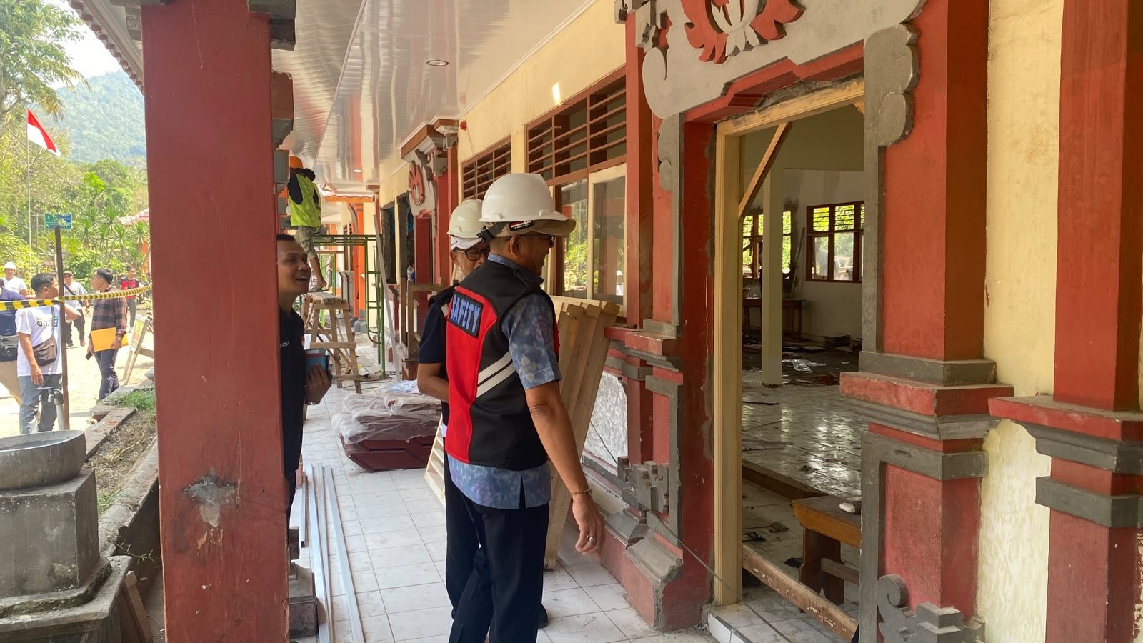 Bupati Karangasem Temukan Atap Longgar saat Cek Revitalisasi Dua SD di Bukit